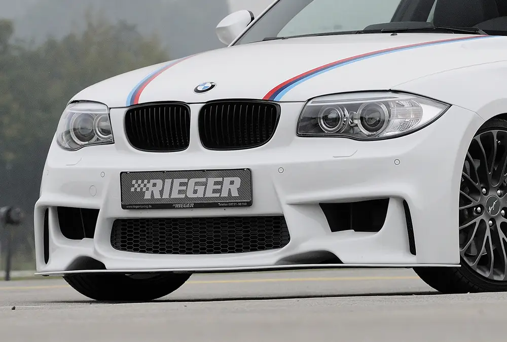 Ověřený Rieger přední nárazník pro BMW řada 1 E81, E82, E88, E87 2-dvéř., 4-dvéř., kabriolet, kupé, sedan, plast ABS bez povrchové úpravy, pro vozy s ostřikovači předních světlometů, parkovacím asistentem (PDC) a plochou nádobou na ostřikovače