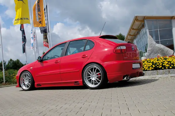 Kup Teď Rieger boční práh mont. strana levá pro Seat Leon 1M, plast ABS bez povrchové úpravy, s prolisem, s prolisem a dvěma výřezy