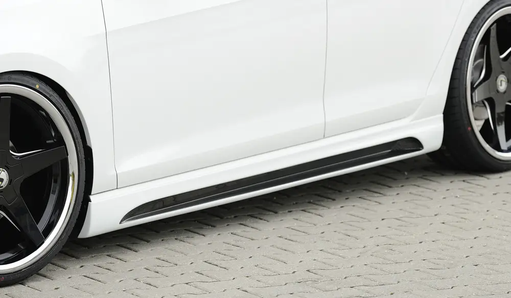 Nakupujte Hned Rieger boční práh mont. strana pravá pro Seat Leon FR 5F 3-dvéř. (sc), r.v. 01/13-, plast ABS s povrchovou úpravou Carbon-Look, s prolisem a výřezem