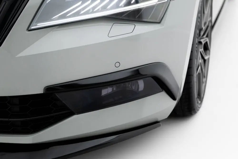 Originální Maxton Design rámečky předního nárazníku pro Škoda Superb Mk3, černý lesklý plast ABS