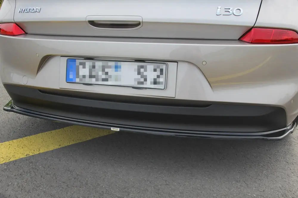 Autentický Maxton Design středový spoiler pod zadní nárazník bez žebrování pro Hyundai I30 Mk3, černý lesklý plast ABS
