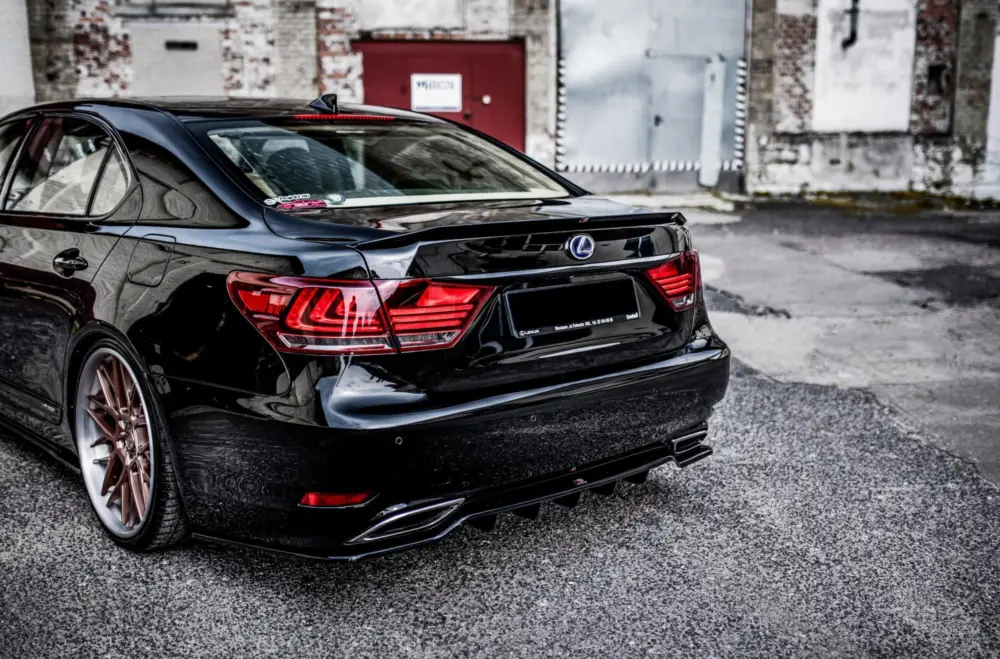 Maxton Design spoiler pod zadní nárazník s žebrováním pro Lexus LS Mk4, černý lesklý plast ABS Jen Po Omezenou Doba