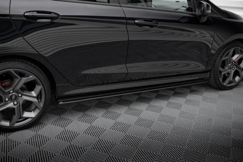 Nová Kolekce Maxton Design "Racing durability" difuzory pod boční prahy pro Ford Fiesta ST Mk8, plast ABS bez povrchové úpravy, s červenou linkou