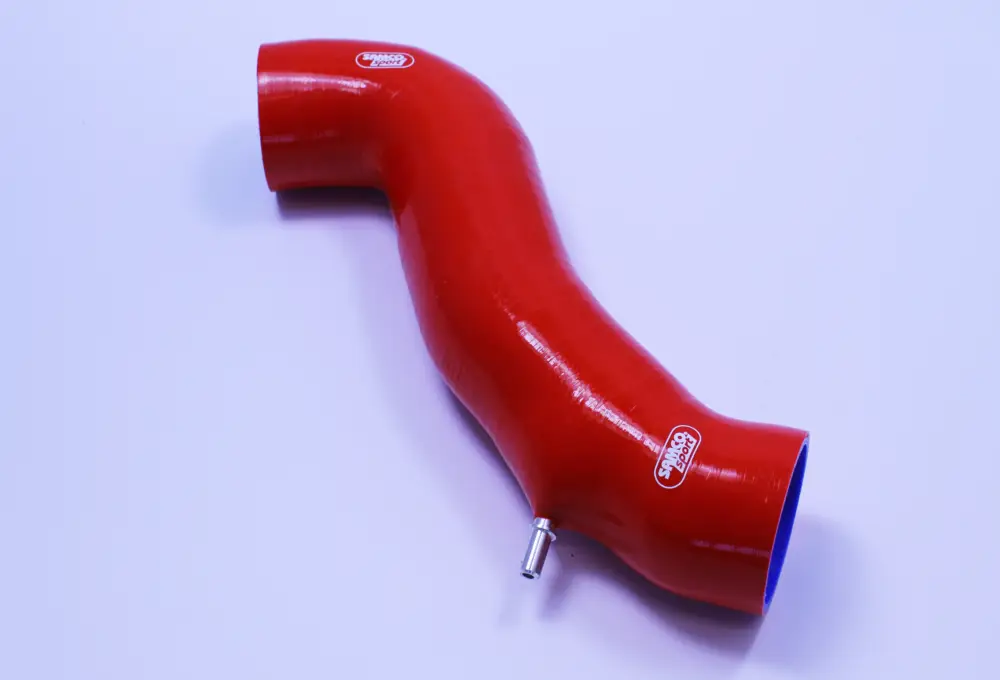 Samco Sport silikonová hadice pro vedení vzduchu k turbu pro Ford Fiesta ST Mk7 2013 - 2017 vč. ST 200 (hadice s vysokým průtokem), barva oranžová Jen Po Omezenou Doba