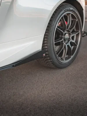 Autentický Maxton Design křidélka bočních difuzorů pro Toyota GR Yaris Mk3, černý lesklý plast ABS