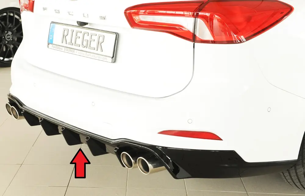 Rieger vložka zadního nárazníku (pro vozy s tažným zařízením) pro Ford Focus 4 DEH 5-dvéř. (combi), plast ABS lakovaný do černé lesklé barvy, pro sportovní koncovky vlevo/vpravo 4x80 mm Rychlé Dodání