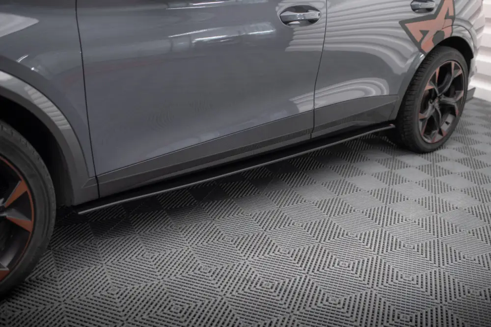 Časově Omezené Maxton Design "Street Pro" difuzory pod boční prahy pro Cupra Formentor Mk1, plast ABS bez povrchové úpravy, s červenou linkou