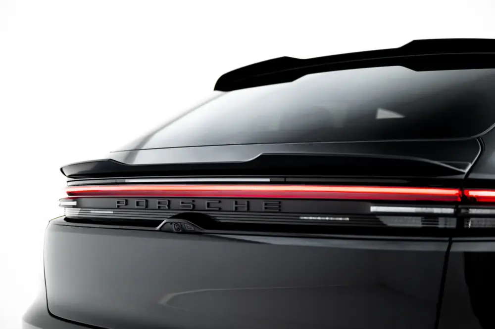 Ověřený Maxton Design spodní prodloužení víka kufru pro Porsche Macan EV Mk1, černý lesklý plast ABS