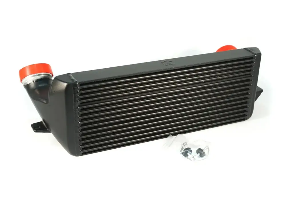 CSF stupňovitý intercooler pro BMW řada 1 E82/E88, barva černá Odeslání Ihned