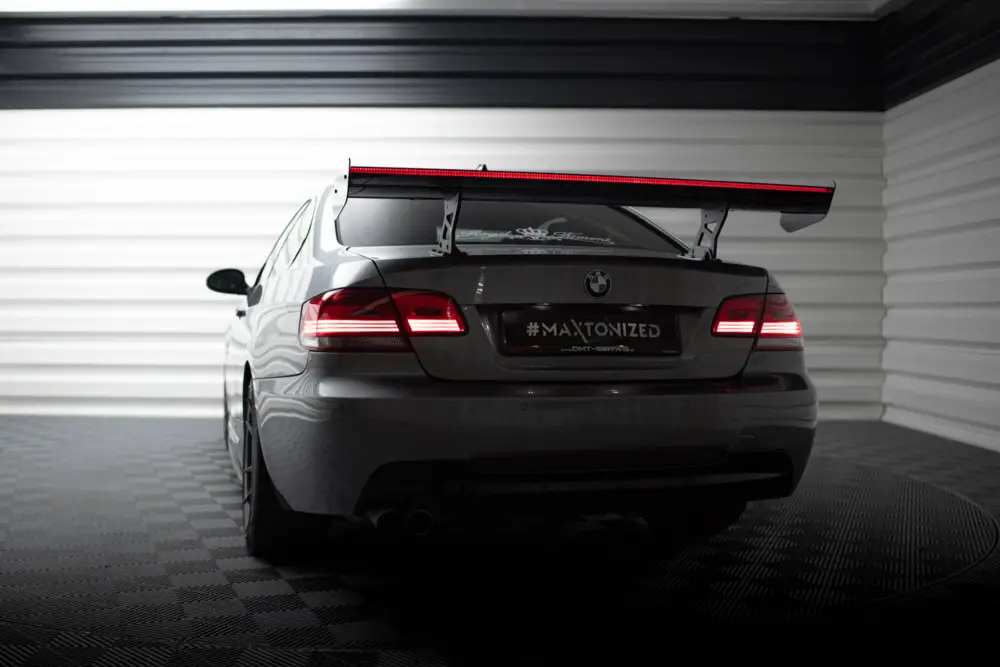 Maxton Design zadní křídlo s úzce rozkročenými držáky a LED světlem pro BMW řada 3 E92, E92 Facelift, pravý karbon, Coupe, vč. M-Pack Nízká Cena